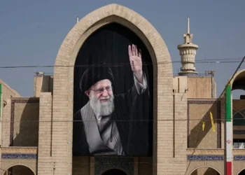 كيف يحاول النظام الإيراني تحويل لحظة وداع خامنئي إلى رسالة ردع؟
