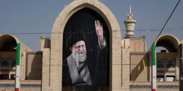 كيف يحاول النظام الإيراني تحويل لحظة وداع خامنئي إلى رسالة ردع؟