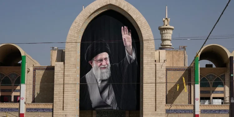 كيف يحاول النظام الإيراني تحويل لحظة وداع خامنئي إلى رسالة ردع؟