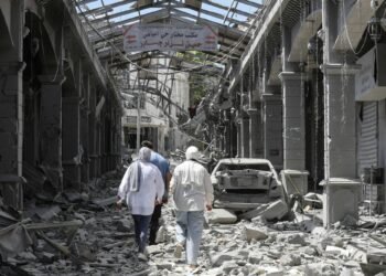 لبنان.. سواعد المتطوعين تفتح شرايين الحياة في النبطية المدمرة