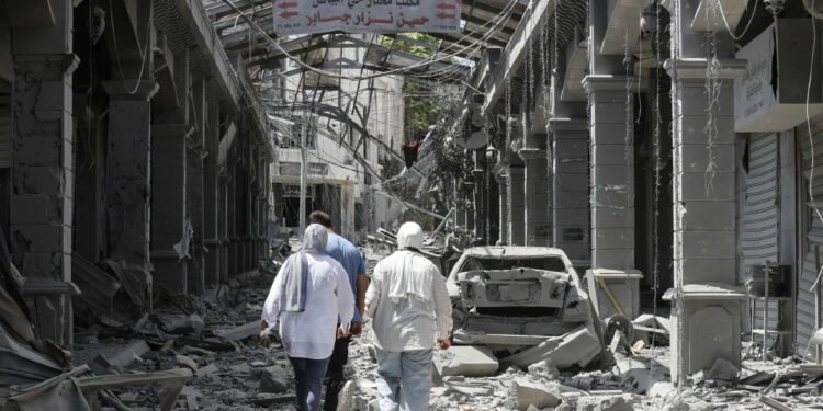 لبنان.. سواعد المتطوعين تفتح شرايين الحياة في النبطية المدمرة
