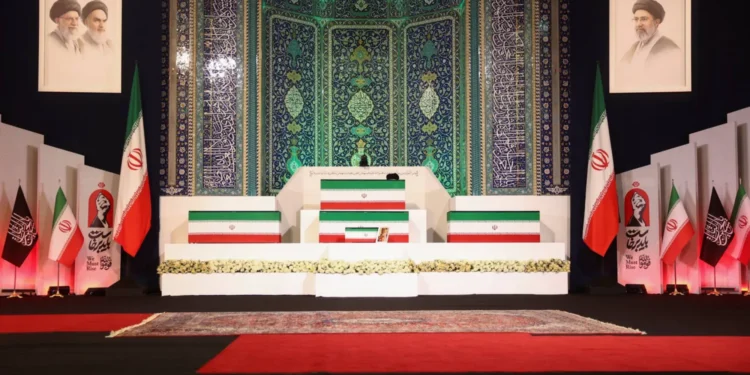 إيران.. صراع أجنحة وترقب لمستقبل السلطة بعد التشييع
