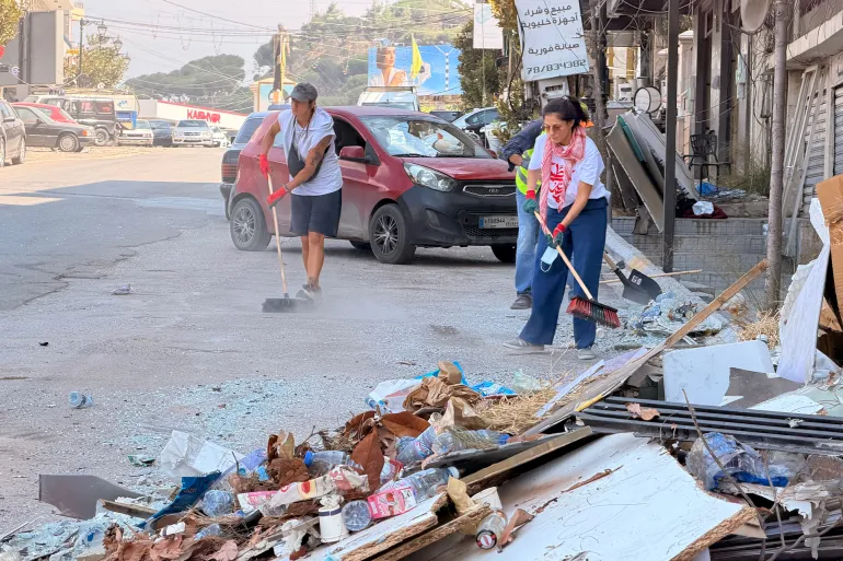 لبنان.. سواعد المتطوعين تفتح شرايين الحياة في النبطية المدمرة