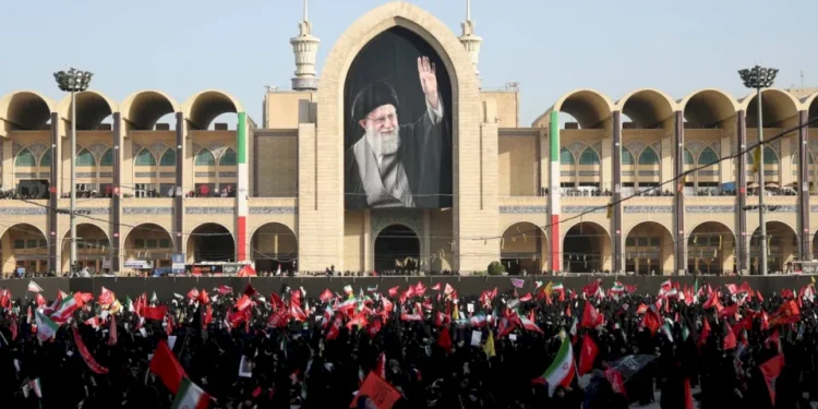 ملايين في تشييع خامنئي.. والاحتلال يقر بثقة الإيرانيين