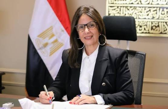 القضاء المصري يُدين وزيرة الثقافة ويأمر بإعدام كتابها
