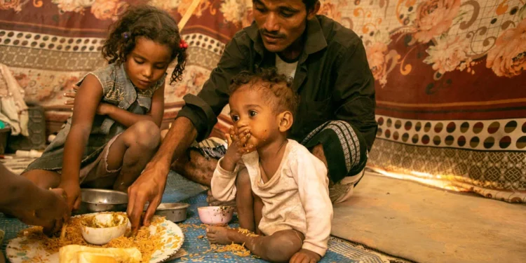 الجوع يطارد الملايين في اليمن .. النازحون في قلب أسوأ أزمة غذائية