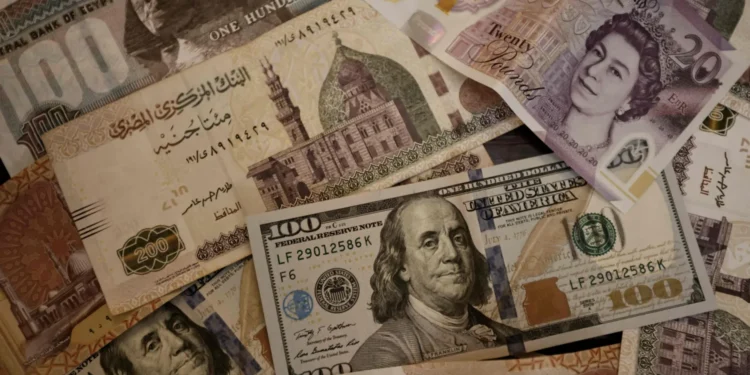 تخارج الأموال الساخنة في مصر.. هل يهوي بالجنيه؟