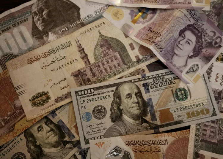 تخارج الأموال الساخنة في مصر.. هل يهوي بالجنيه؟